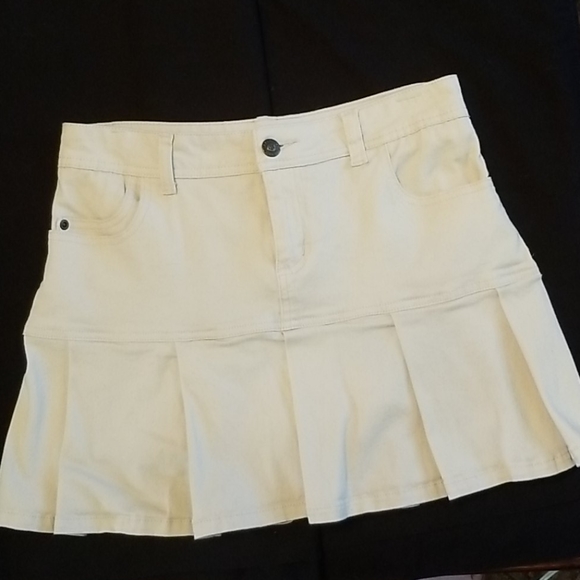 Stretchy, pleated, kahki, denim skirt. Girls 16 - Picture 7 of 10